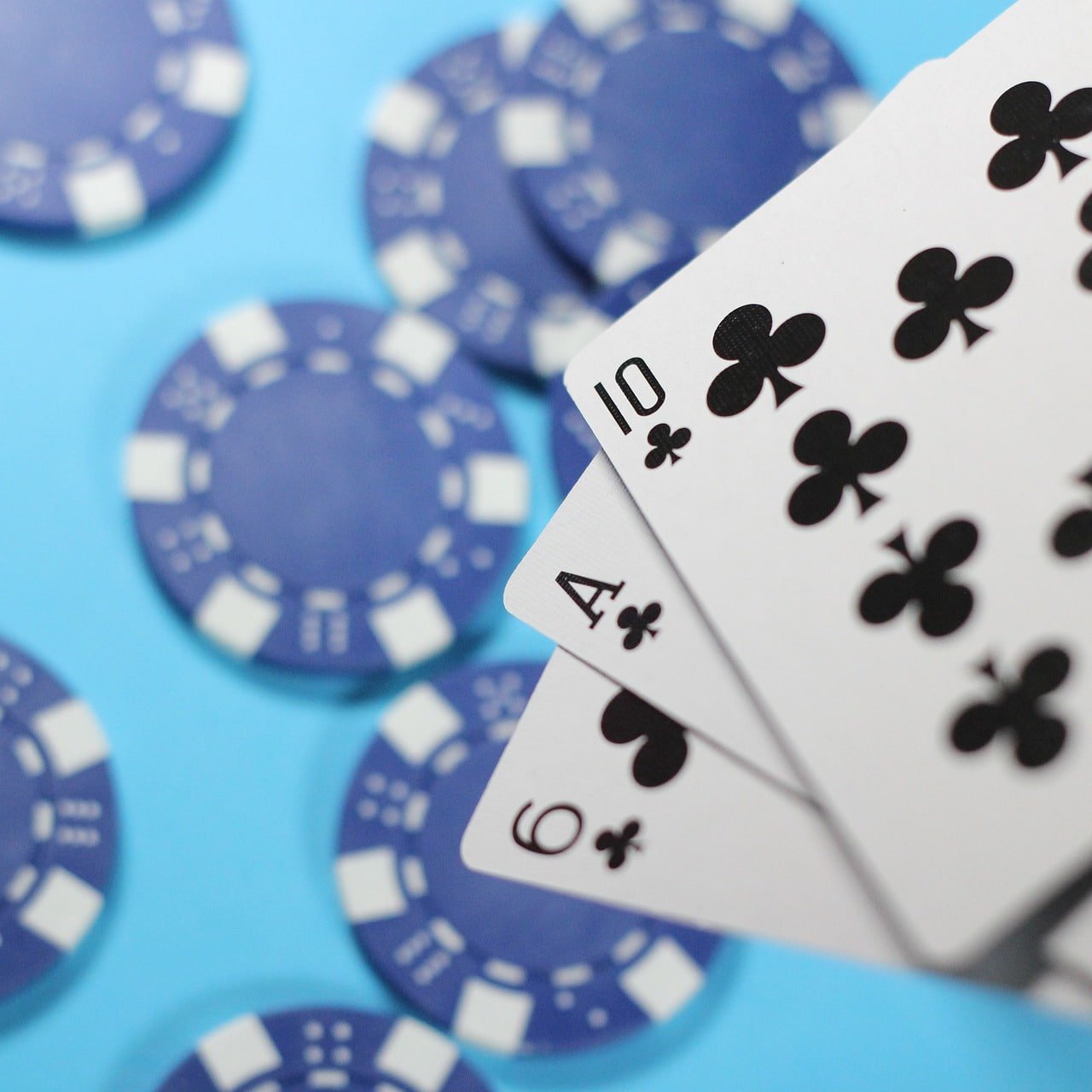 Studio produksi live poker sukaspin dengan multi-kamera dan dealer